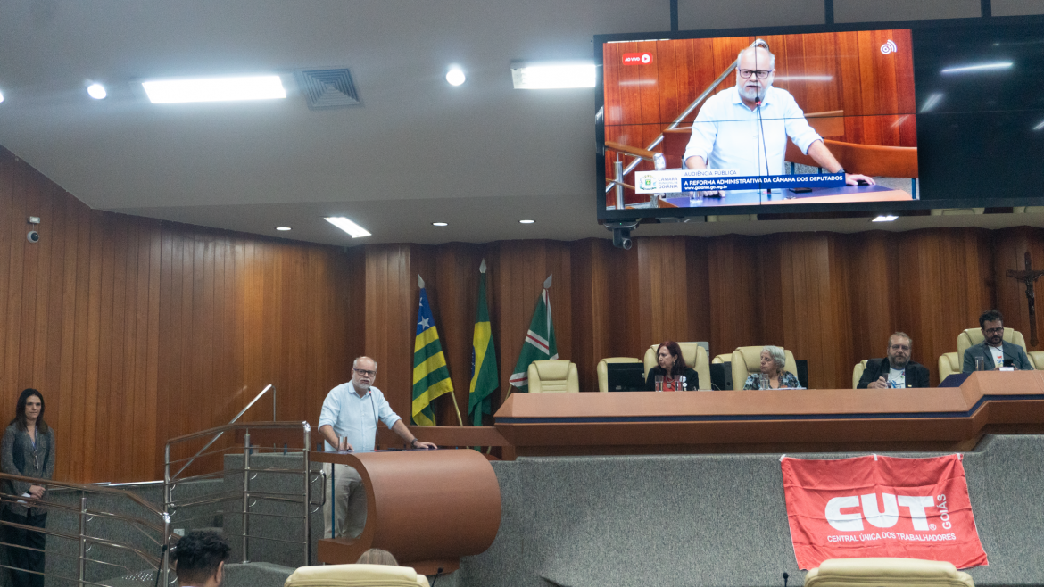 Professor Humberto Carlos Ruggeri Júnior discursa na Câmara de Goiânia. | Foto: Rafael Rodrigues/Adufg-Sindicato