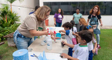 Notícias - Biblioteca Comunitária Adufg-LIBRIS promove oficina de germinação para crianças em celebração ao Mês do Meio Ambiente