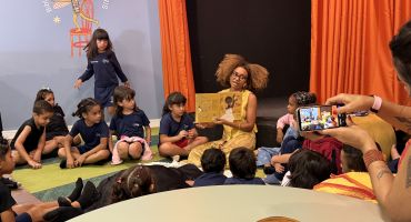 Notícias - Biblioteca Comunitária Adufg-LIBRIS realiza oficina de bonecas Abayomi com alunos do CEPAE/UFG