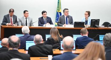 Notícias - Deputado pede vista e votação da PEC 6x1 é adiada