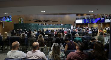 Docentes da UFG, UFJ e UFCat são homenageados pela Assembleia Legislativa de Goiás