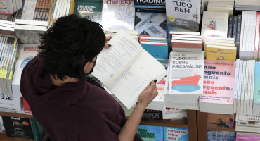 Notícias - Especialistas comentam pesquisa que indica declínio no hábito de leitura dos brasileiros