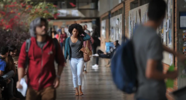 Notícias - Mais de 54% dos graduandos já abandonaram curso para cuidar dos filhos
