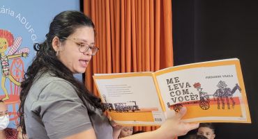 Notícias - Tarde de poesia com as crianças do CMEI Viver a Infância na Biblioteca Comunitária ADUFG/LIBRIS 