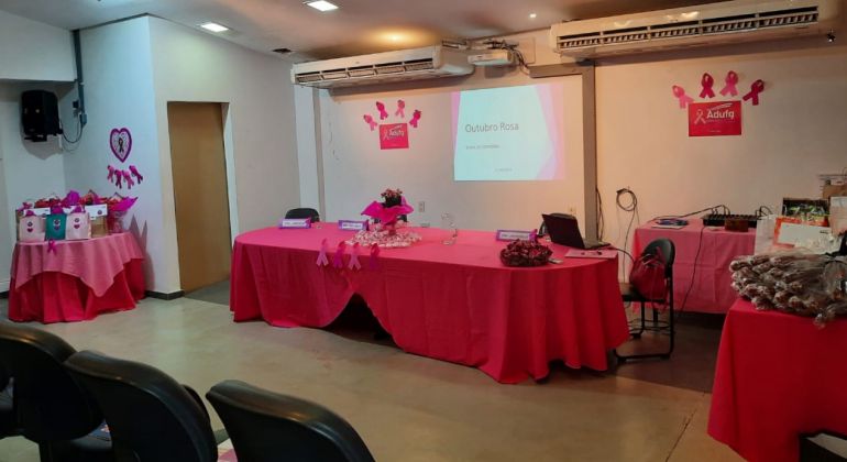 Ação especial de Outubro Rosa do Adufg-Sindicato reúne mulheres para palestra sobre câncer de mama e autocuidado, em Catalão