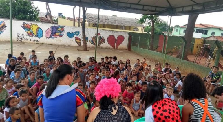 Ação popular ocupa centro de Goiânia com exposição de arte, teatro, literatura e ciência, chamando atenção para o uso do espaço público