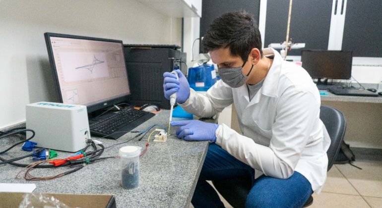 Adufg Científica: Estudante da UFG cria biossensor que detecta dengue e zika ao mesmo tempo