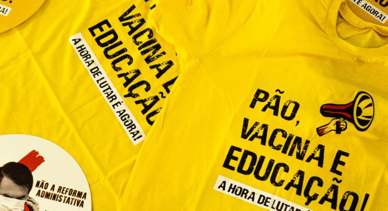 Adufg disponibiliza camisetas e adesivos para professores que vão ao ato “Pão, Vacina e Educação”