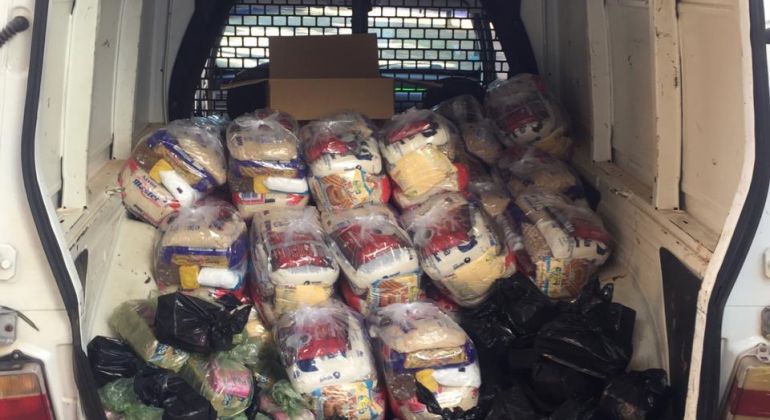 Adufg doa cestas de alimentos ao projeto UFG Ação Solidária