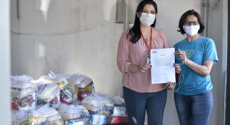 Adufg doa cestas de alimentos para famílias vulneráveis em Aparecida de Goiânia