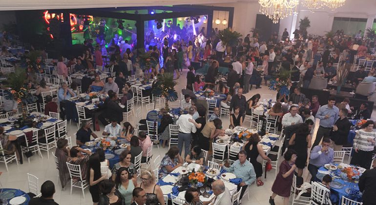 Adufg encerra ano com baile para docentes