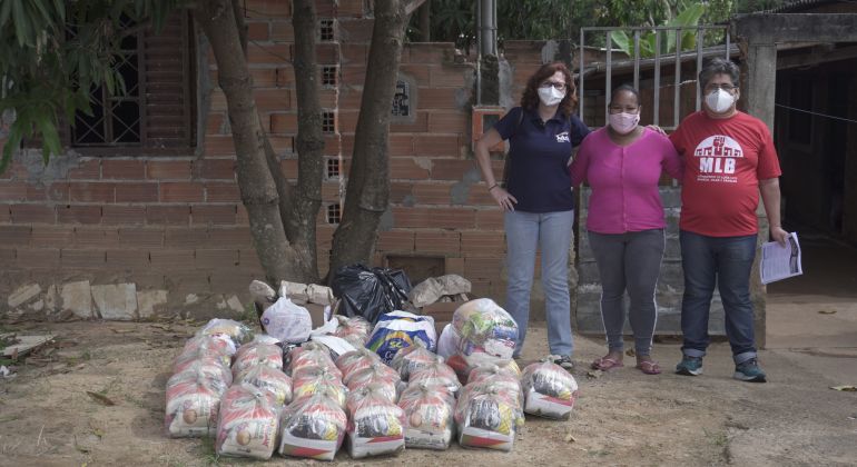 Adufg entrega doações de alimentos para famílias residentes da ocupação São Marcos