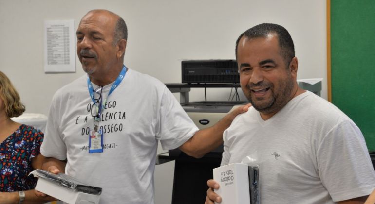 ADUFG entrega itens de proteção para tablets do CEPAE