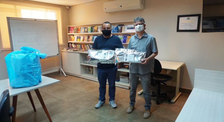 Adufg entrega máscaras de proteção aos docentes que atuam no combate à Covid-19