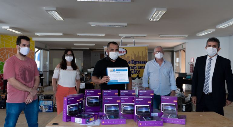Adufg entrega tablets para a campanha de inclusão digital da UFG