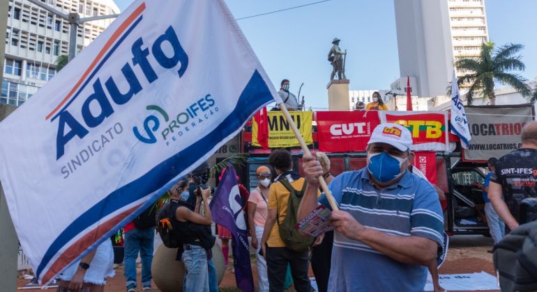 Adufg marca presença em ato contra atuação do Governo Federal na crise de saúde, política e econômica