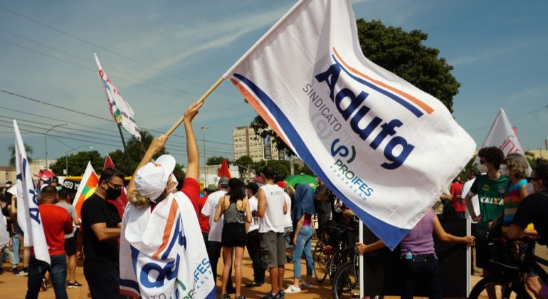 Adufg marca presença em ato contra os ataques do Governo Federal à ciência, à educação e aos serviços públicos