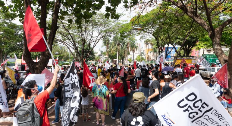 Adufg marca presença em ato público em defesa dos serviços públicos e contra o racismo