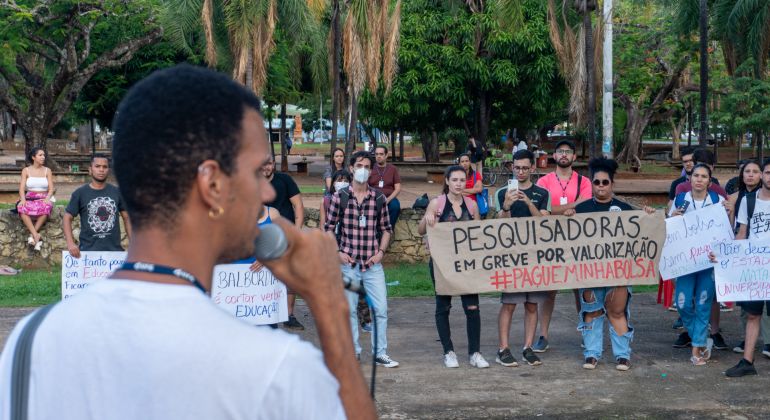 Adufg participa de ato contra a suspensão do pagamento de bolsas de pós-graduação da UFG