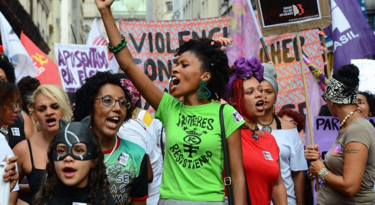Adufg participa de ato em defesa dos direitos das mulheres