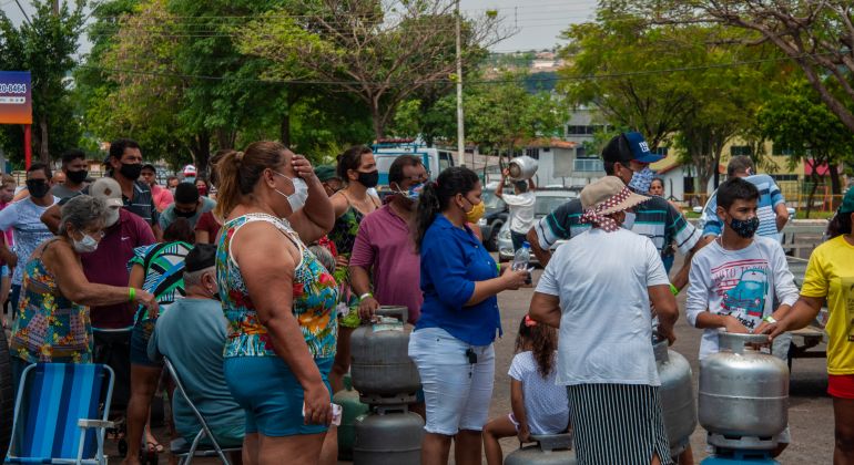 Adufg participa de campanha em protesto contra o preço do gás de cozinha