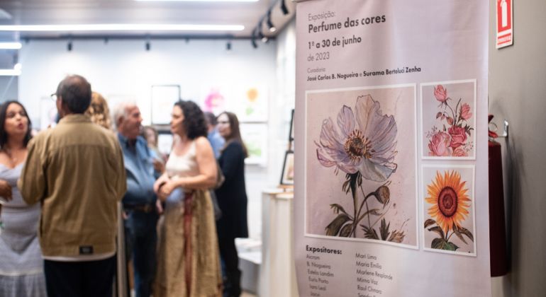 Adufg recebe vernissage “Perfume das Cores” e lançamento do livro
