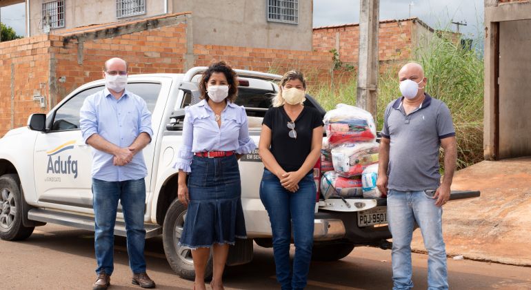 Adufg-Sindicato doa cestas de alimentos para costureiras que vão confeccionar máscaras de proteção contra o coronavírus