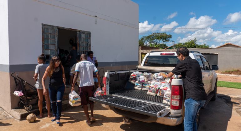 Adufg-Sindicato e Federação das Mulheres Goianas entregam cestas básicas para famílias do Quilombo Jardim Cascata, em Aparecida de Goiânia