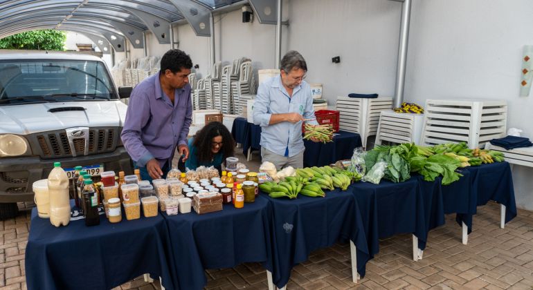 Adufg-Sindicato e MST promovem primeira edição de feira de alimentos agroecológicos