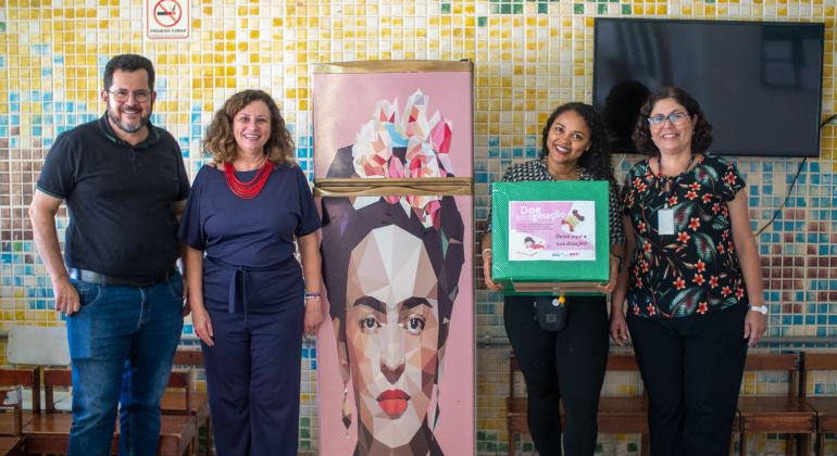 Adufg-Sindicato entrega entrega livros da campanha