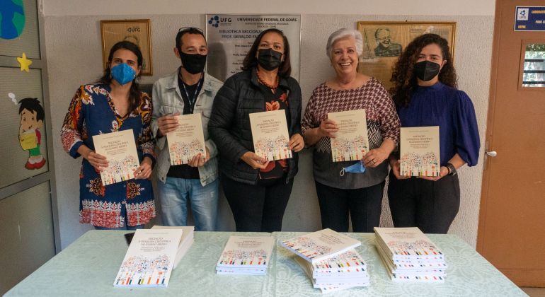 Adufg-Sindicato faz doação de livros para biblioteca do Cepae