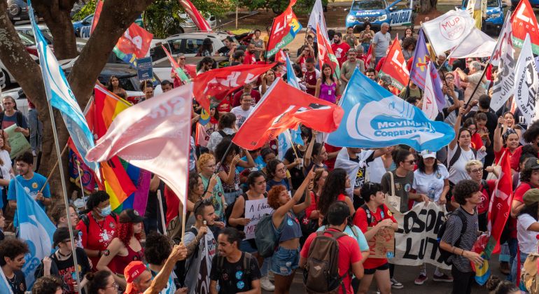 Adufg-Sindicato marca presença em ato em defesa da educação e contra os cortes orçamentários nas universidades
