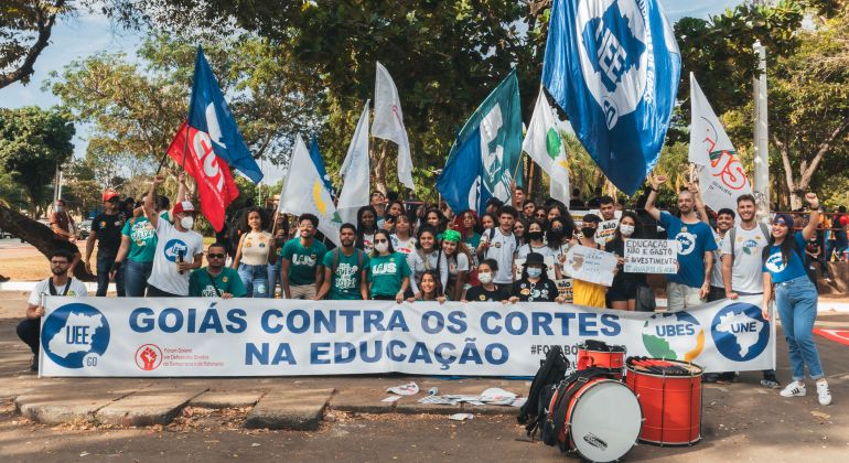 Adufg-Sindicato marca presença em ato público contra cortes na educação