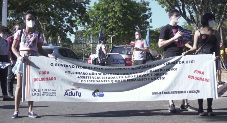 Adufg-Sindicato marca presença em Dia de Luta e Resistência em Defesa da Educação