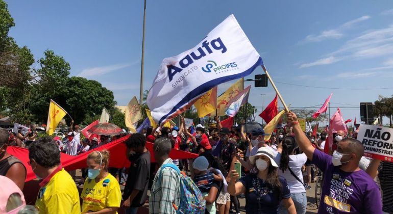 Adufg-Sindicato participa de ato em defesa da educação, do serviço público e contra os cortes
