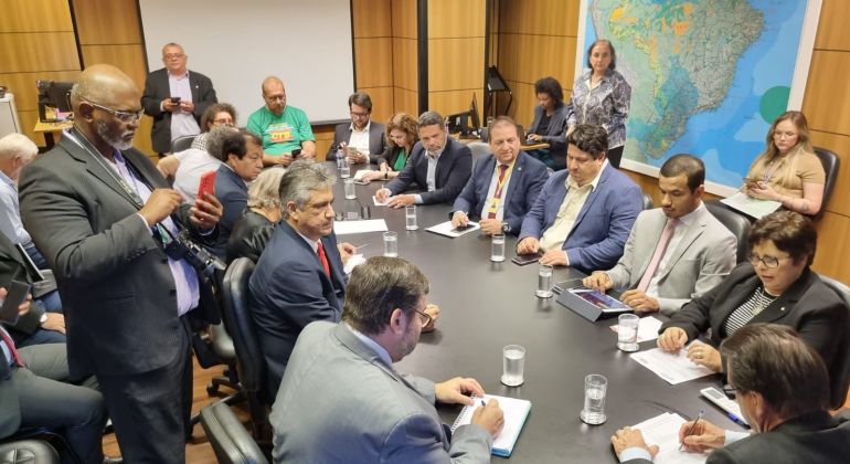 Adufg-Sindicato participa de reunião com o ministro do Trabalho e apresenta demandas urgentes