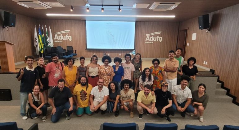 Adufg-sindicato recebe lançamento do livro “Pindoba - Não existe ciência livre com corpos presos”