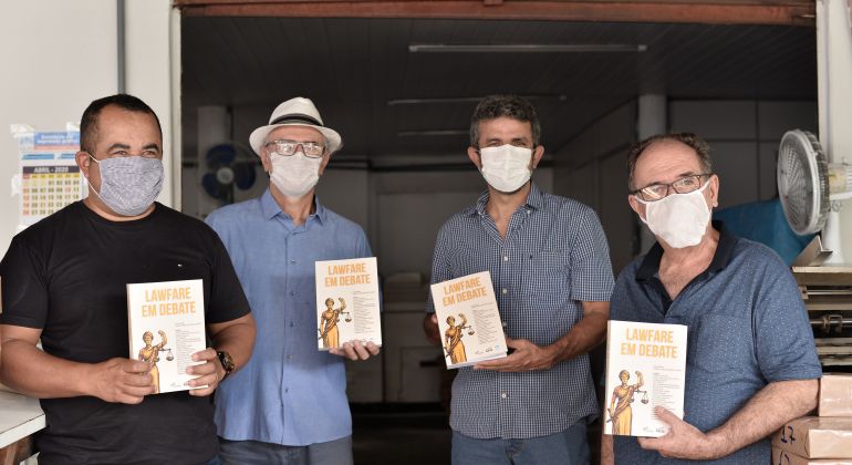 Adufg-Sindicato recebe primeiros exemplares do livro “Lawfare em Debate”
