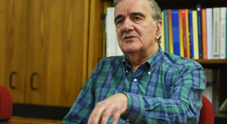 Adufg-Sindicato sedia entrega de título de Doutor Honoris Causa ao professor Luiz Belluzzo