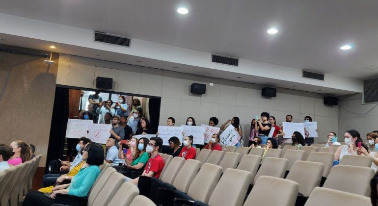 Alunos de pós-graduação da UFG paralisam atividades após suspensão do pagamento de bolsas