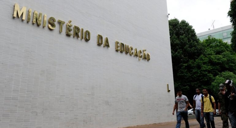 Após forte reação, ministro da Educação anuncia desbloqueio para universidades, colégios federais e Capes