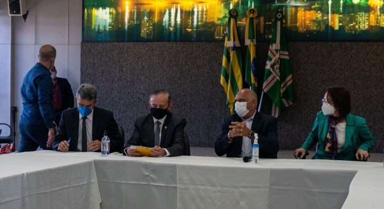 Assinada a sanção do projeto que declara de utilidade pública a Associação de Egressos da UFG