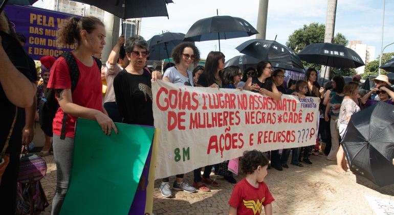Ato político pede fim da violência e defende os direitos das mulheres
