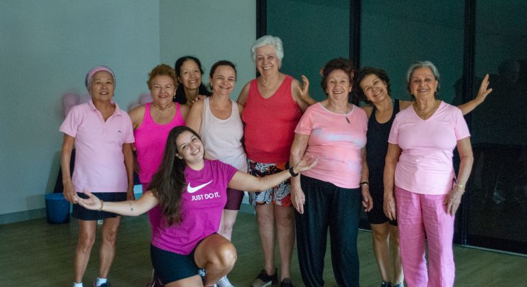 Aula de ritmos do Espaço Saúde promove ação do Outubro Rosa