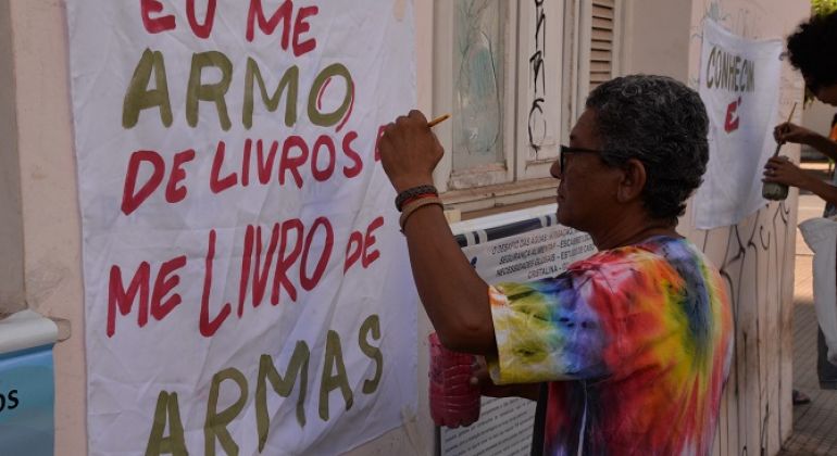 Aula na Rua: professores e estudantes levam a UFG para a calçada do Grande Hotel