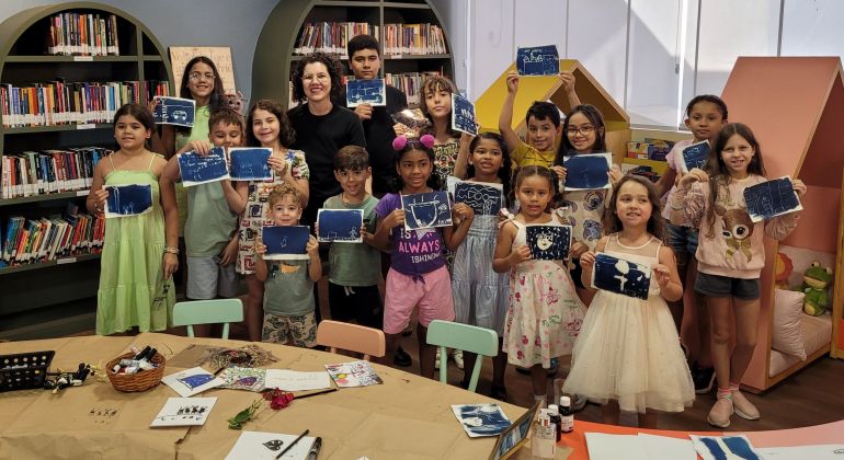 Biblioteca Adufg/Libris promove oficina de cianotipia para crianças com foco em memórias afetivas