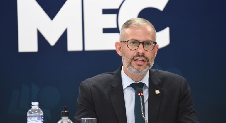 Bolsonaro oficializa Victor Godoy Veiga como ministro da Educação