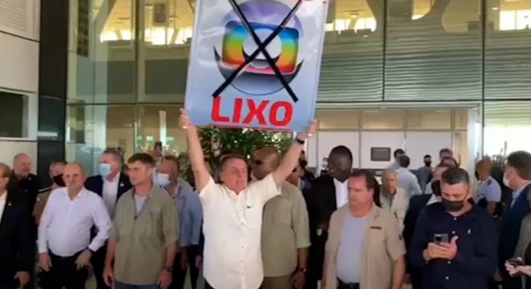 Bolsonaro provoca aglomeração e exibe a apoiadores cartaz com a frase “Globo lixo”, no Paraná