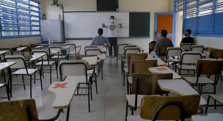 Brasil registra queda de 1 milhão de alunos na educação básica, a maior em duas décadas
