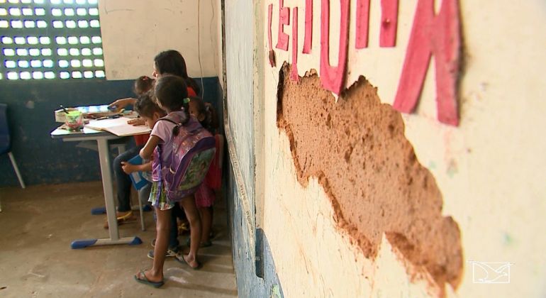 Brasil regride em meta para acabar com o analfabetismo e não alcança objetivo de investir mais na educação, diz relatório